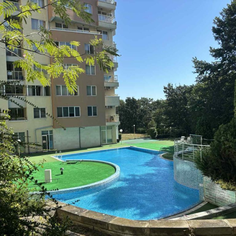 Summer Breeze Apartment pool